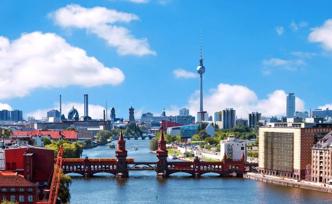 Motivbild von Berlin mit Blick über die Spree und Sicht auf den Fernsehturm