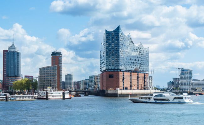 Motivbild vom Hamburger Hafen mit Blick auf die Elbphilharmonie