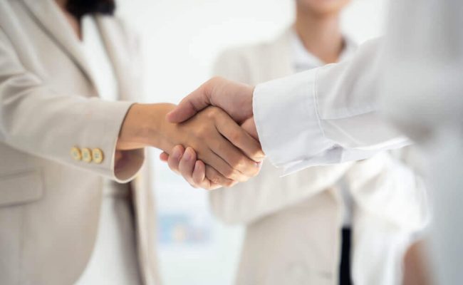 Großaufnahme von Handshake zwischen einer Frau und einem Mann in Geschäftsbekleidung